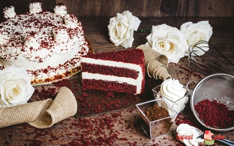 Red Velvet, la nostra torta più amata. Pan di spagna al cacao colorato di rosso, farcita e coperta con crema di formaggio fresco.