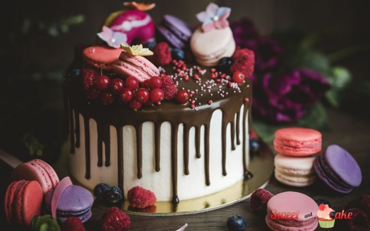 DRIP CAKE, una moderna torta dallo stile accattivante, alta all'americana con la sua glassa al cioccolato colante e una composizione di golose decorazioni.  Personalizzabile in tutti i particolari.