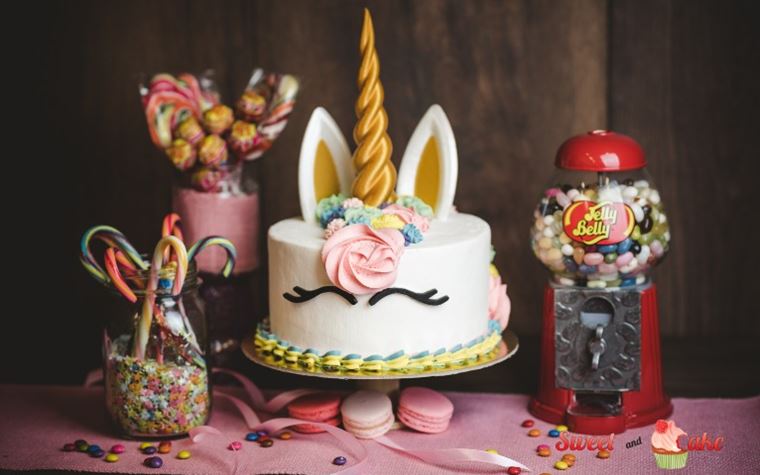 UNICORNO CAKE, incantevole per le bambine che sognano mondi fantastici, una torta a strati che diventa un unicorno, con un grande corno dorato e una criniera dai tanti colori pastello.