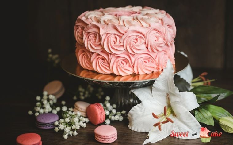 ROSE CAKE,  da noi anche chiamata roselloni perchè con una speciale bocchetta e un movimento specifico si creano queste forme che sembrano grandi rose che possiamo colorare a piacere.